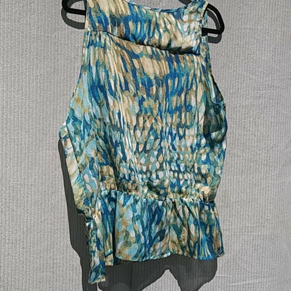 Pretty, light sleeveless V-neck top - Picture 2 of 3